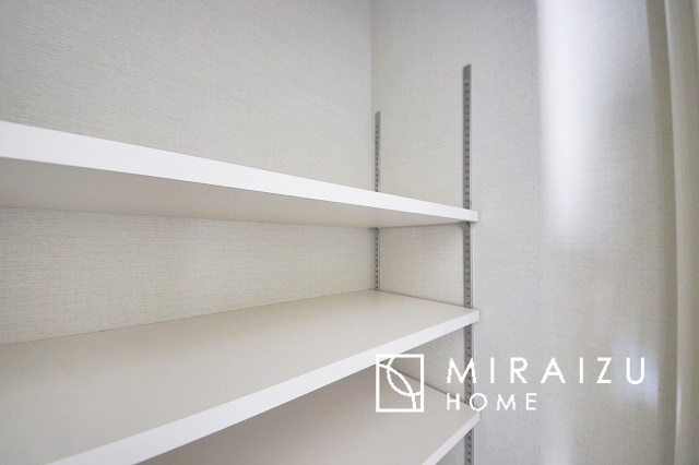 【収納】 | 安全性に配慮した手すり、清潔感や明るい陽光を取り入れてくれる窓がある階段。LED照明付きでお財布にもやさしいつくり。