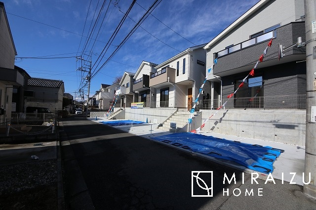 【外観】 | 青く澄み渡った綺麗な空と、陽の光をたっぷりと受ける、そんな住宅で新生活をスタートしてみませんか？見学・ご相談等、ミライズホーム(株)までお気軽にご連絡下さい。
