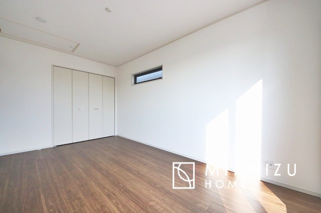 【寝室】 | 日当たりの良いお家は嬉しいですよね。それぞれ価値観が分かれる箇所です、実際に内覧して日当たりの心地よさをご体感下さいね♪