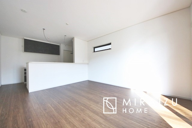 【居間・リビング】 | お子さんが宿題をしたり、ちょっとした作業もできる、家族みんながそれぞれの時間を過ごせるリビングです。