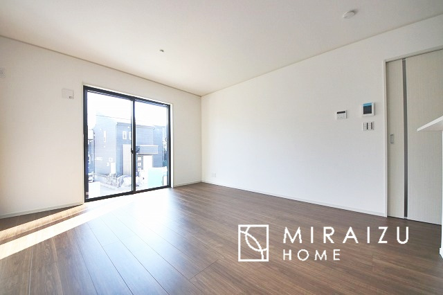 【居間・リビング】 | 食事を取るスペースもリラックスしてくつろげるスペースもお子さんが勉強するスペースも兼ね備えたリビングダイニング。