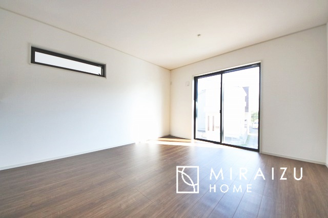 【居間・リビング】 | 窓が多いと温かな太陽の光と心地いい風が室内へと入ります。家族が集まるリビングは明るく過ごしやすいつくりです。窓が多いお家は住みやすい証です。