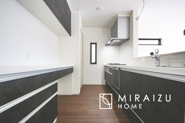 【キッチン】 | 収納に様々な工夫がされていて出しやすく片付けやすい、散らかりにくいキッチンになっています！人工大理石の天板や深型シンクなど、デザイン性と機能性を兼ね備えているので見せたいキッチンになっています。