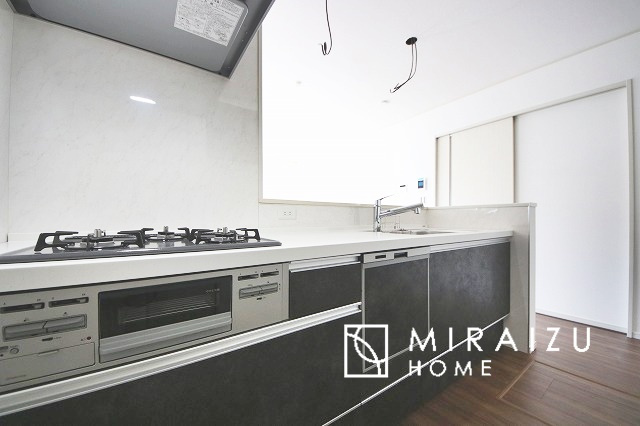 【キッチン】 | 広々としたキッチンは大きな深型シンク、3口コンロ、換気扇、大きなお鍋から小物まで取り出しやすさを考えられた引き出し収納の付いたシステムキッチンです。