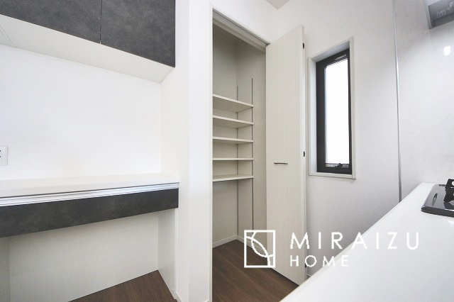 【収納】 | 収納力と機能性を備えたシステムキッチン。圧力鍋や大きなフライパンなどの調理器具から調味料など幅広く収納し、お料理のしやすいつくりになっています。