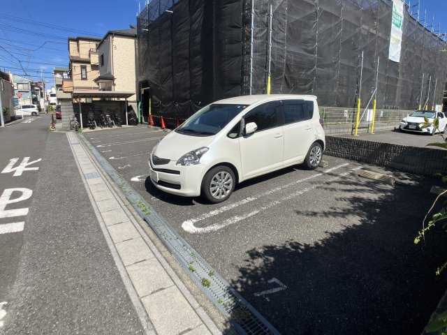 リヴェール市川Ｃ棟の駐車場