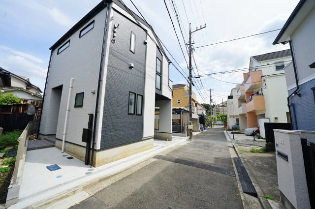 【横浜市保土ケ谷区霞台19-20全２棟新築戸建て１号棟】★仲介手数料無料★（岩崎小学校・岩崎中学校）】の前面道路含む現地写真