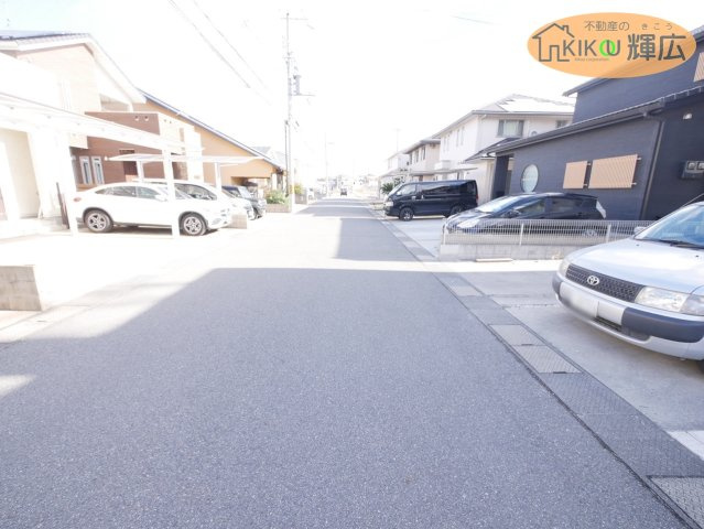 姫路市町坪　中古戸建の前面道路含む現地写真|前面道路は広々としておりますので、お車の運転が苦手な方でも安心ですね。