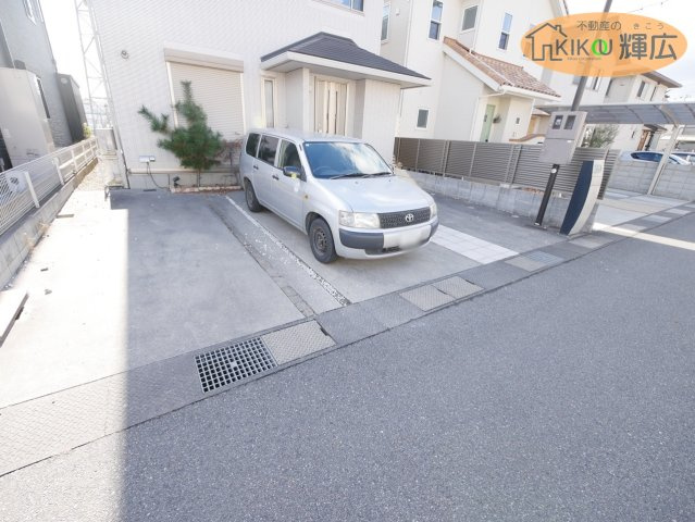 姫路市町坪　中古戸建の駐車場|駐車場にはお車3台停めれます。（車種制限あり）