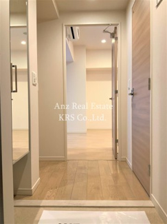 【玄関】 | アビエール松屋町 | 玄関より撮影！フラットフロアの玄関です♪姿見鏡もあります！