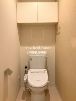 【トイレ】 | アビエール松屋町 | 予備のトイレットペーパーや洗剤などを置ける棚が上部に♪