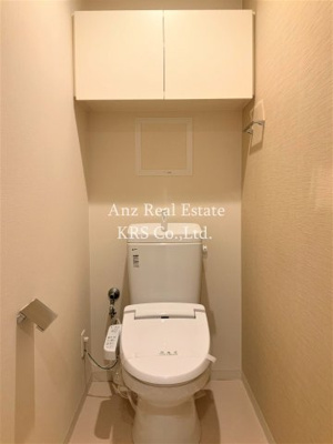 【トイレ】 | アビエール松屋町 | 予備のトイレットペーパーや洗剤などを置ける棚が上部に♪