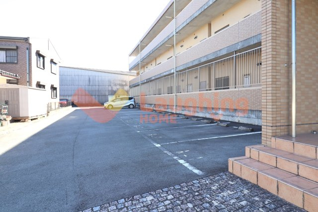 ルネス荒木一番館の駐車場|カースペースがあります
