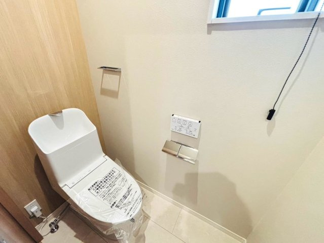 戸建　本巣郡北方町　全2区画分譲のトイレ|節水省エネの暖房便座シャワートイレです。お掃除のしやすさを究めたフチなし形状でお手入れ楽々。