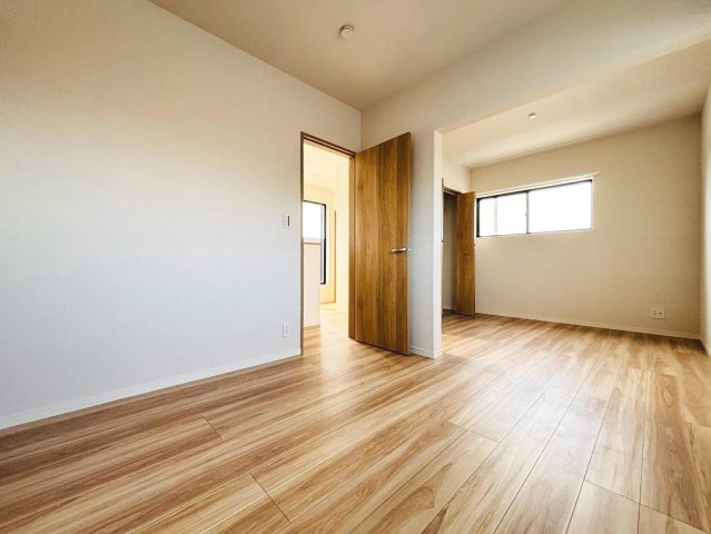戸建　本巣郡北方町　全2区画分譲の寝室|全居室にたっぷり収納できる大型収納を設置。窓ガラスは断熱性能や結露防止効果の高いペアガラスです。