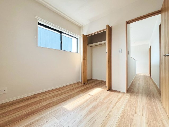 戸建　本巣郡北方町　全2区画分譲の洋室|全居室にたっぷり収納できる大型収納を設置。窓ガラスは断熱性能や結露防止効果の高いペアガラスです。