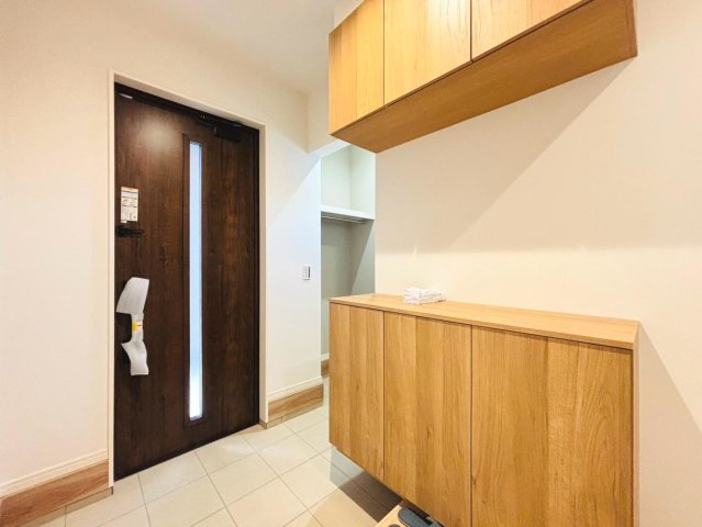 戸建　本巣郡北方町　全2区画分譲の玄関|大容量のシューズ収納付きで玄関周りもすっきり！玄関ドアからの光が玄関ホールを明るくしてくれます。