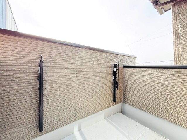 戸建　本巣郡北方町　全2区画分譲のバルコニー|バルコニーは南向きで洗濯物もよく乾きます！強度と表面積硬度を持つFPRで防水しています。