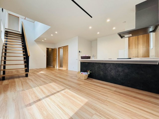 戸建　本巣郡北方町　全2区画分譲の居間・リビング|南向きで日当たりもよく大きな窓がリビング全体に光と風を運びます。ご家族でゆとりある暮らしができます。