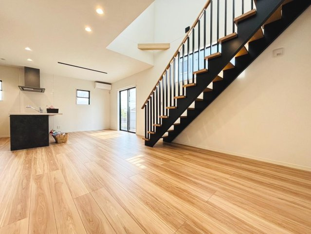 戸建　本巣郡北方町　全2区画分譲の居間・リビング|南向きで日当たりもよく大きな窓がリビング全体に光と風を運びます。ご家族でゆとりある暮らしができます。