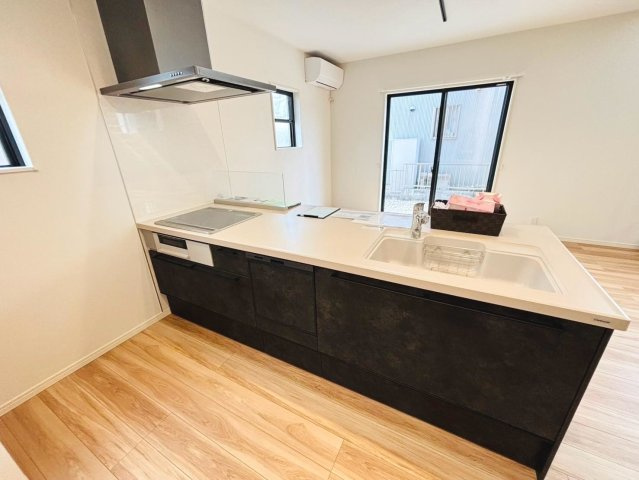 戸建　本巣郡北方町　全2区画分譲のキッチン|機能的なシステムキッチンです。収納力に優れた大容量の引出しでキッチン回りがスッキリ片付きます。