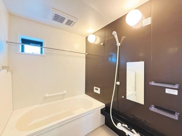 戸建　本巣郡北方町　全2区画分譲の浴室|１坪タイプのバリアフリー設計でゆったりとくつろげる浴室・浴槽です。タイル床でカビの発生を抑制します。