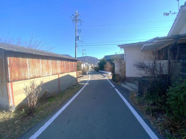 紀の川市打田中古戸建の前面道路含む現地写真