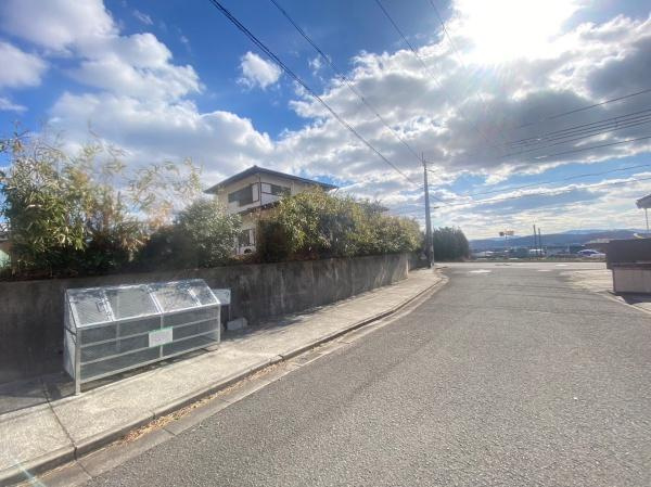 和歌山市直川中古戸建の前面道路含む現地写真|学区の直川小学校は約790m（徒歩約10分）、紀伊中学校は約2710m（自転車約12分）