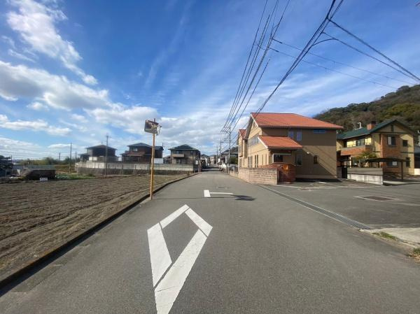 和歌山市直川中古戸建の前面道路含む現地写真|交通量の少ない閑静な住宅街
