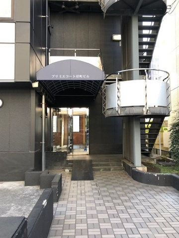 プリミエコート岸町ビルのエントランス