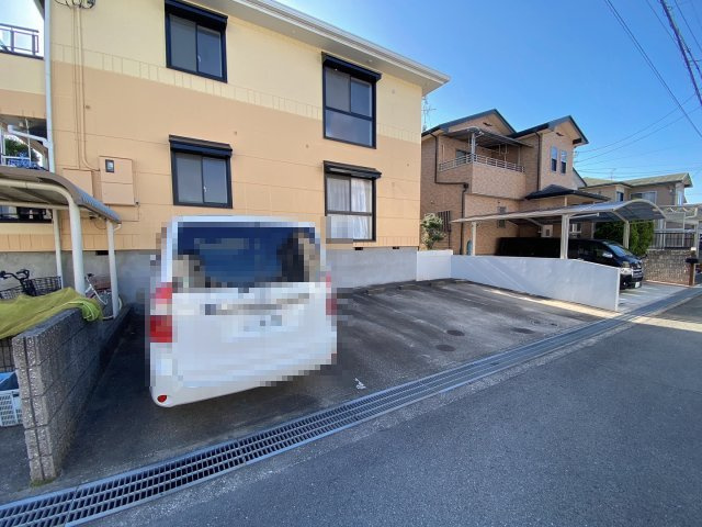 ヴィーブル七々色の駐車場