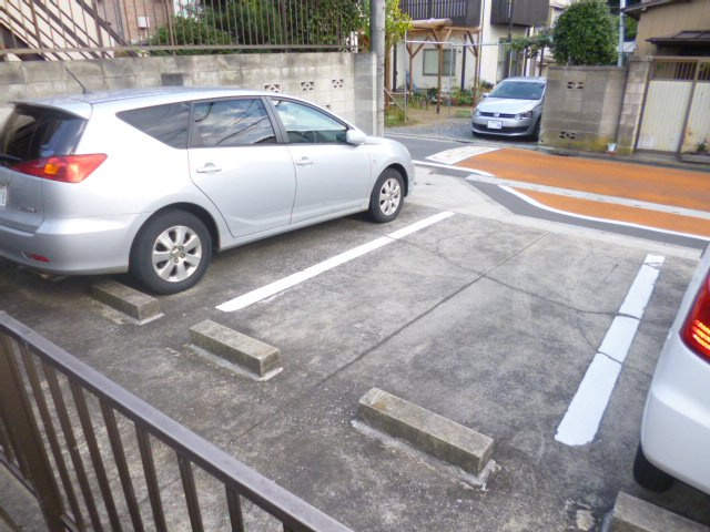 ヴィラ中山Ｃ棟の駐車場