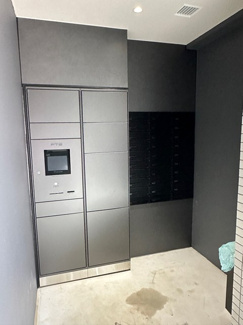 【その他共用部分】 | 共用エントランスには宅配BOXがあるので荷物の受け取りもスムーズに♪再配達を依頼する手間が省けます☆