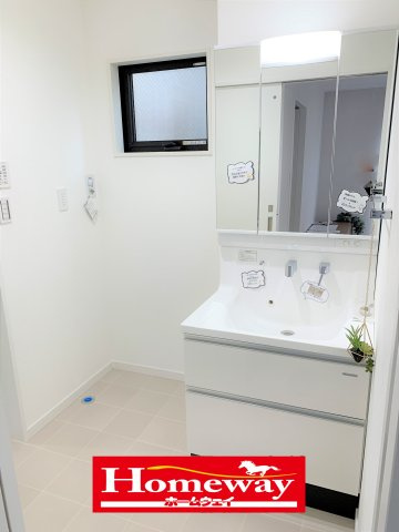 【洗面所】 | 新川小学校に通える新築戸建　宇部市西本町一丁目　ファーストホーム | シャンプードレッサーはシャワーヘッドが伸びるタイプ