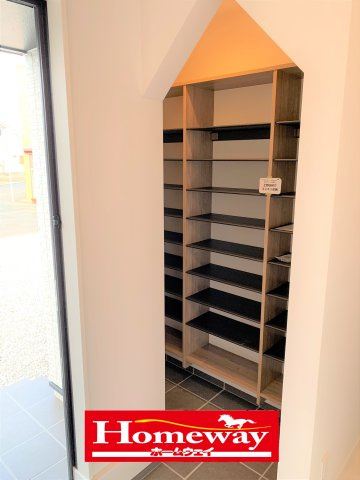 【玄関】 | 新川小学校に通える新築戸建　宇部市西本町一丁目　ファーストホーム | 玄関には大型の下駄箱も設置。ブーツも楽々入ります。