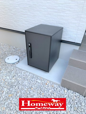 【エントランス】 | 新川小学校に通える新築戸建　宇部市西本町一丁目　ファーストホーム | 話題の宅配ボックス