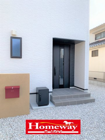 【エントランス】 | 新川小学校に通える新築戸建　宇部市西本町一丁目　ファーストホーム | ダイヤルキー付きの郵便受け