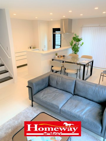 【居間・リビング】 | 新川小学校に通える新築戸建　宇部市西本町一丁目　ファーストホーム | ゆったりとしたリビングは家族の団らんがはずみますね♪