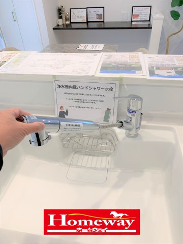 【キッチン】 | 新川小学校に通える新築戸建　宇部市西本町一丁目　ファーストホーム | ビルトインタイプの浄水器付！ホースのように伸びるからお掃除も楽々