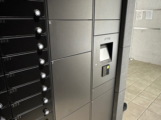 【その他共用部分】 | 共用エントランスには宅配BOXがあるので荷物の受け取りもスムーズに♪再配達を依頼する手間が省けます☆