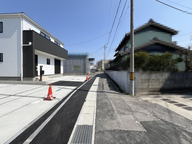 刈谷市小垣江町半崎新築戸建　2号棟の前面道路含む現地写真|刈谷市小垣江町半崎新築戸建前面道路写真です。南側公道約2.49ｍに接道