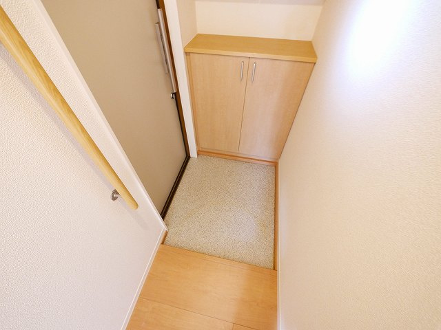 ルミナスＡ・Ｂ（櫟本町）の玄関|明るい玄関です