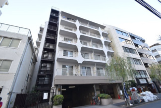 【外観】 | 私たち不動産業スタッフは、よく「いい面構えの建物です」「雰囲気ありますねえ」という言葉を使いますが、当マンションもまさにそのような姿で佇んでいます。～即日のご見学可能～　お問合せはお気軽にどうぞ。