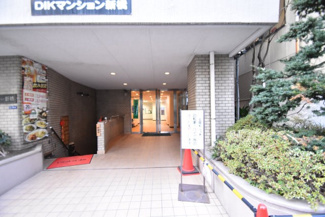【エントランス】 | お客様を、そして住人を出迎えてくれるマンションのエントランス。ゴミが落ちていないことからも、管理状態の良さや住民の節度の高さが見て取れます。～即日のご見学可能～　お問合せはお気軽にどうぞ。