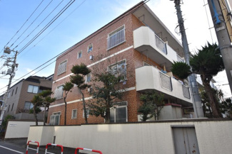 【外観】 | 青空によく映える建物です。手入れの行き届いた外壁やマンション正面エントランスなど、綺麗な姿をぜひ一度、現地にてご覧ください。～即日のご見学可能～　お問合せはお気軽にどうぞ。
