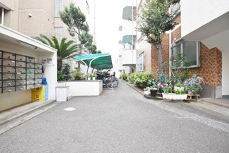 【エントランス】 | お客様を、そして住人を出迎えてくれるマンションのエントランス。ゴミが落ちていないことからも、管理状態の良さや住民の節度の高さが見て取れます。～即日のご見学可能～　お問合せはお気軽にどうぞ。