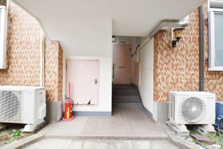 【エントランス】 | マンションの建物内に入って最初に目にする空間が、このエントランスです。それほど広くはありませんが、しっかりと清潔感が保たれています。～即日のご見学可能～　お問合せはお気軽にどうぞ。