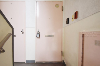 【その他共用部分】 | 皆様をお迎えする、お部屋の玄関ドア。開けやすさや開放角度、ドアノブの操作しやすさや鍵の形状などを、現地で一度ご確認ください。～即日のご見学可能～　お問合せはお気軽にどうぞ。