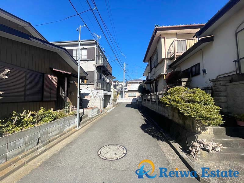 売地　茅ヶ崎市芹沢の前面道路含む現地写真