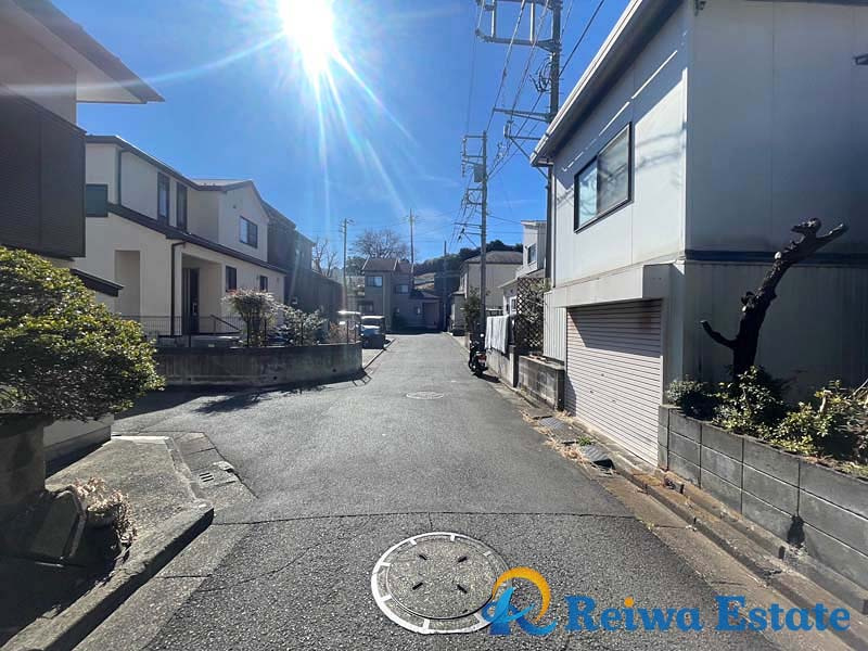 売地　茅ヶ崎市芹沢の前面道路含む現地写真